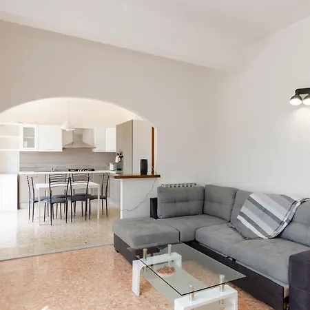 Joivy Family Flat With 3 Balconies, 10 Min To